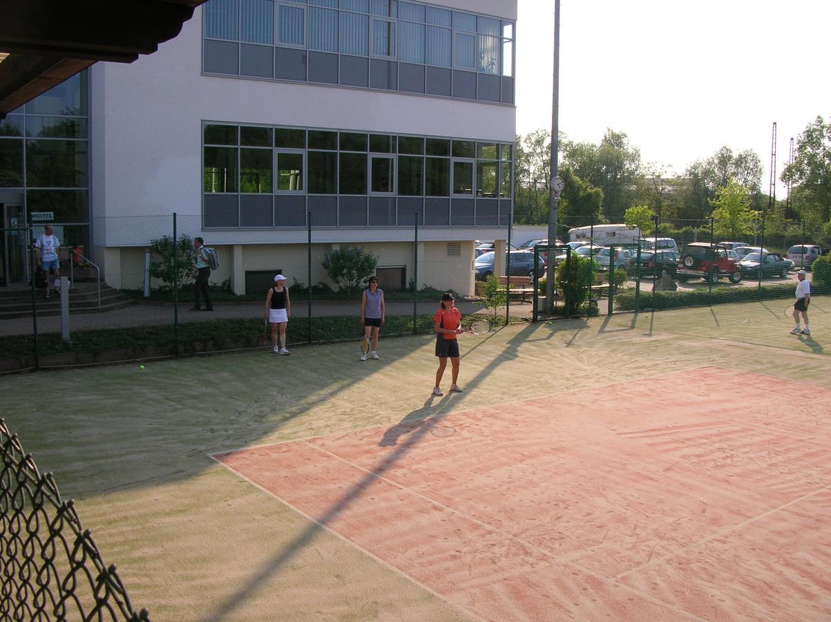 Sport- Und Tagungshotel Kenzingen Exterior foto